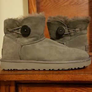 UGG Mini Bailey Button in Grey